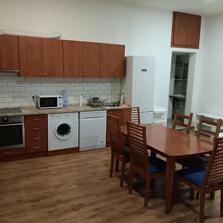 Big Cozy - Skyfall Apartment 3 Bdrm 6 Beds 1&Half Baths บูดาเปสต์ ภายนอก รูปภาพ