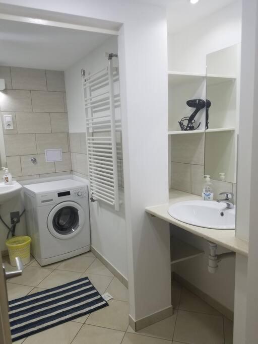 Big Cozy - Skyfall Apartment 3 Bdrm 6 Beds 1&Half Baths บูดาเปสต์ ภายนอก รูปภาพ