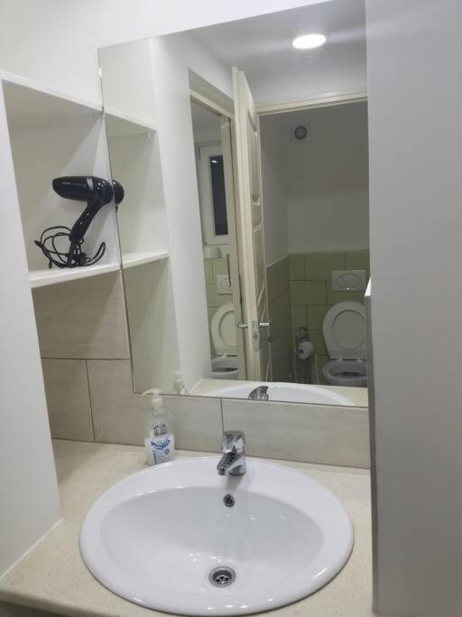 Big Cozy - Skyfall Apartment 3 Bdrm 6 Beds 1&Half Baths บูดาเปสต์ ภายนอก รูปภาพ