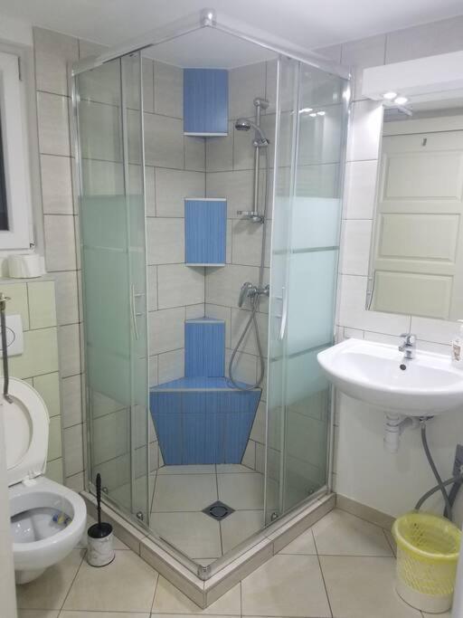 Big Cozy - Skyfall Apartment 3 Bdrm 6 Beds 1&Half Baths บูดาเปสต์ ภายนอก รูปภาพ