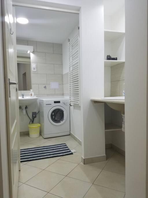 Big Cozy - Skyfall Apartment 3 Bdrm 6 Beds 1&Half Baths บูดาเปสต์ ภายนอก รูปภาพ