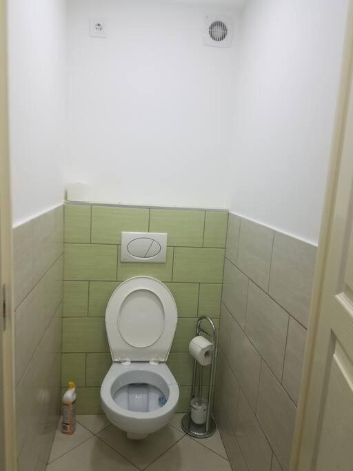 Big Cozy - Skyfall Apartment 3 Bdrm 6 Beds 1&Half Baths บูดาเปสต์ ภายนอก รูปภาพ