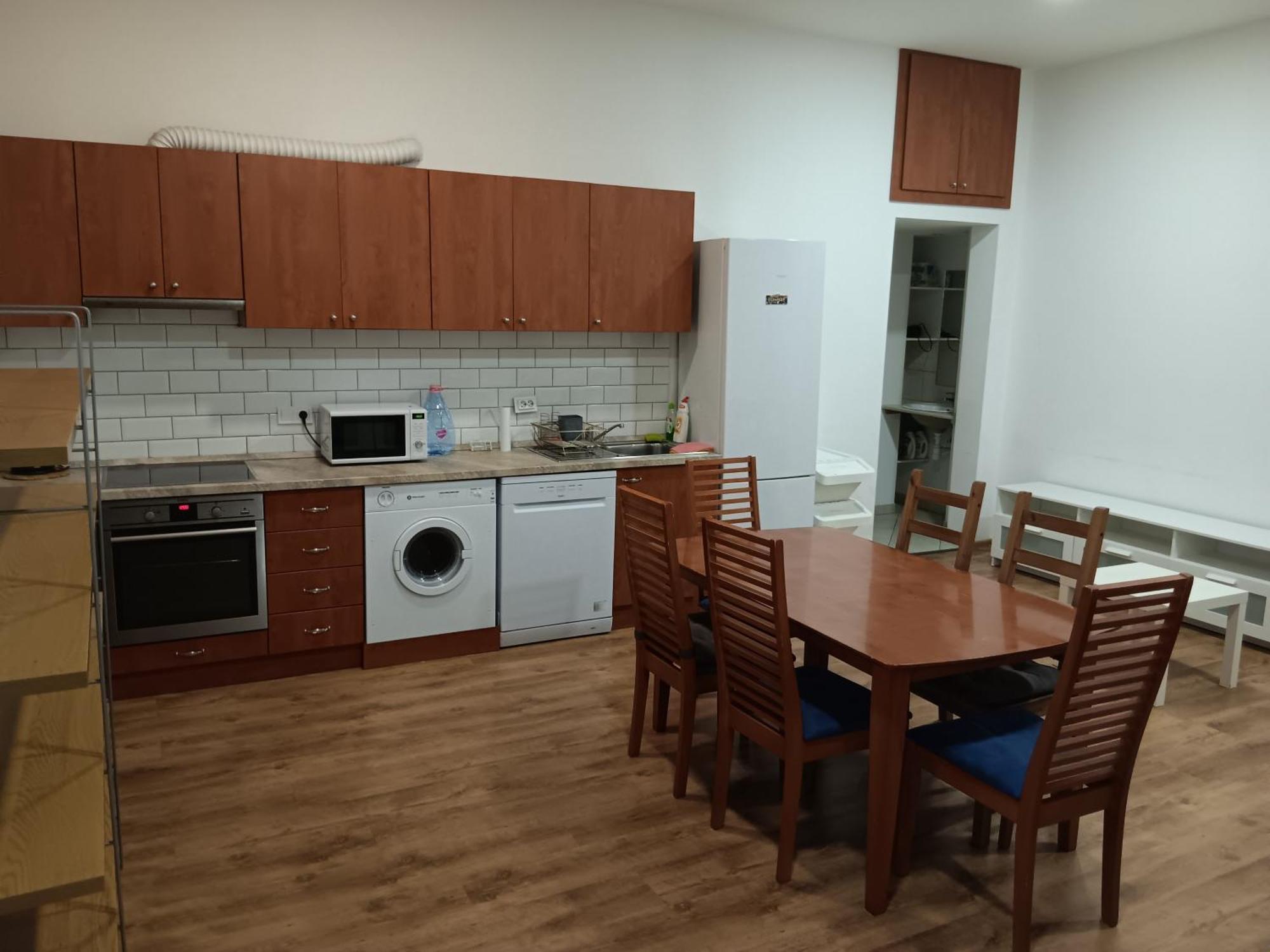 Big Cozy - Skyfall Apartment 3 Bdrm 6 Beds 1&Half Baths บูดาเปสต์ ภายนอก รูปภาพ